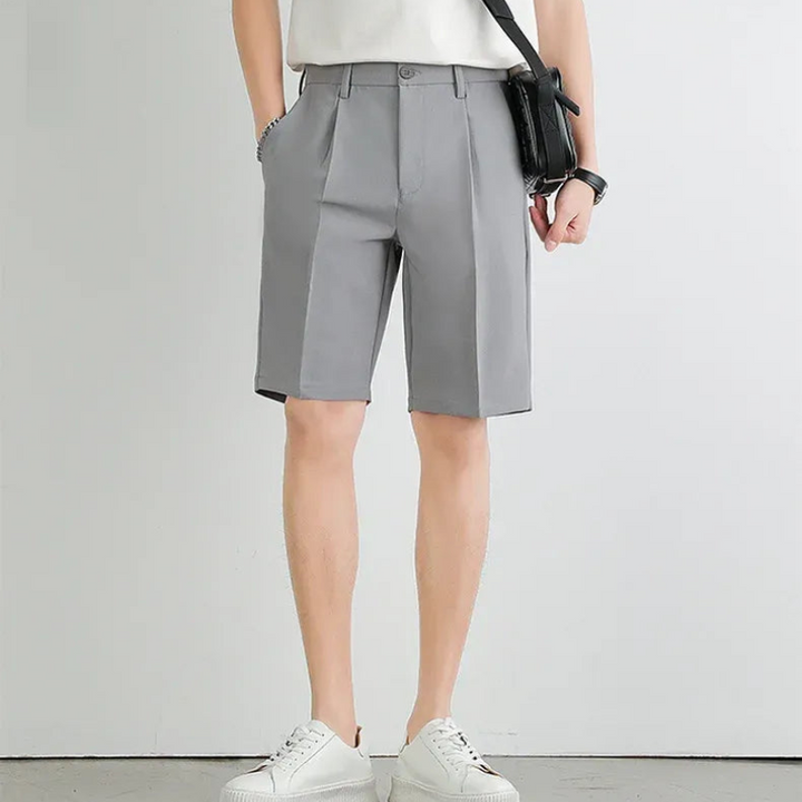 Men’s elegant tailored shorts with a refined fit and breathable fabric, ideal for stylish autumn days.









