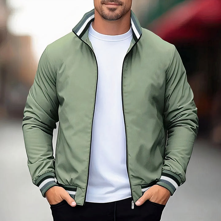  Men's stylish varsity jacket with a classic design, perfect for autumn layering and casual wear.







