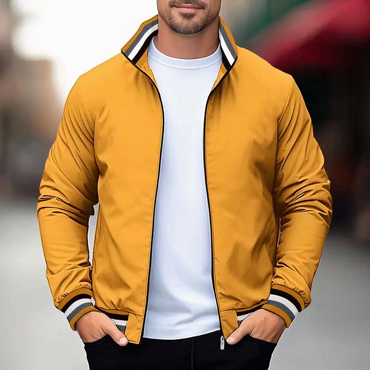  Men's stylish varsity jacket with a classic design, perfect for autumn layering and casual wear.







