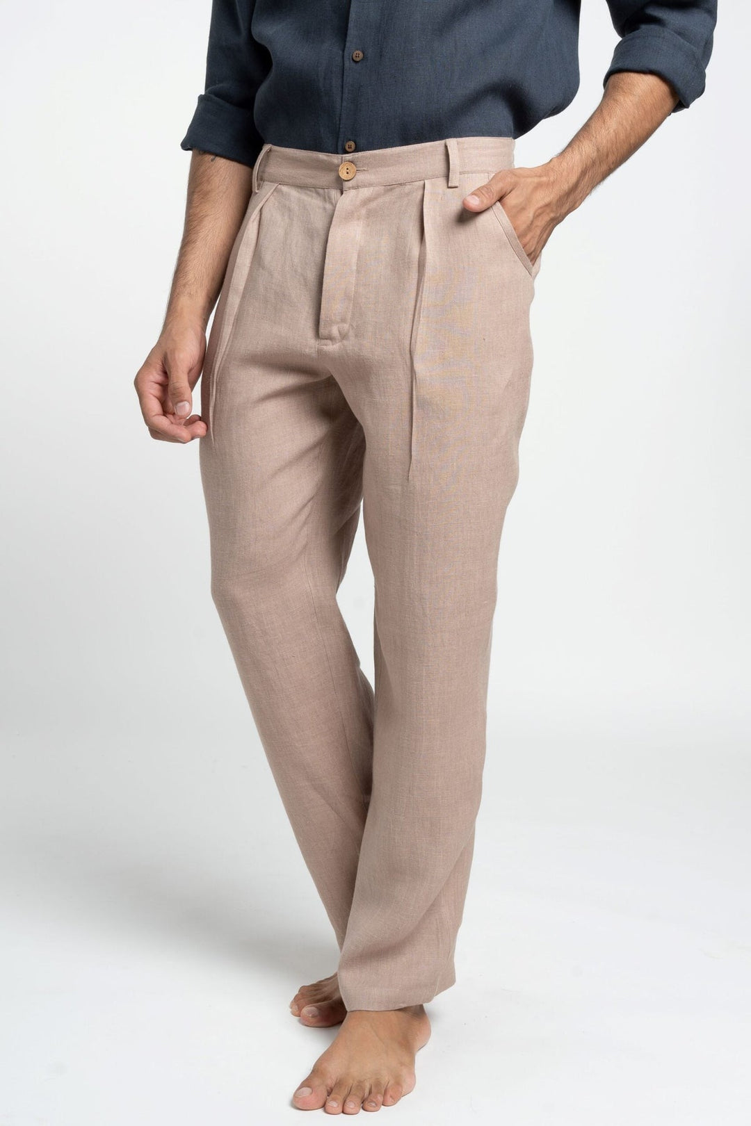 Men's linen summer trousers with a breathable, lightweight design, perfect for warm-weather comfort.
