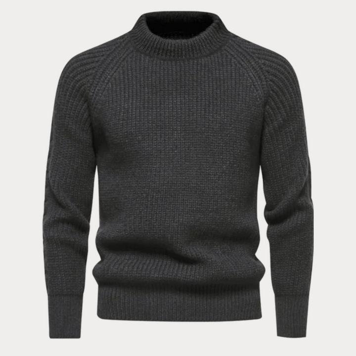 Men’s turtleneck sweater with slim fit and soft knit fabric, ideal for stylish and warm autumn layering.








