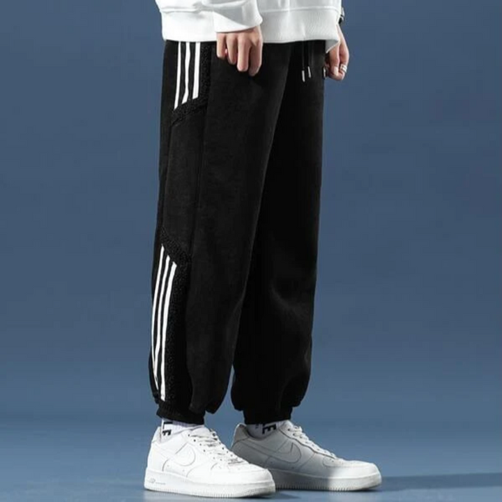 Modern men's baggy summer pants with a breathable, lightweight fabric for a relaxed and stylish warm-weather look.