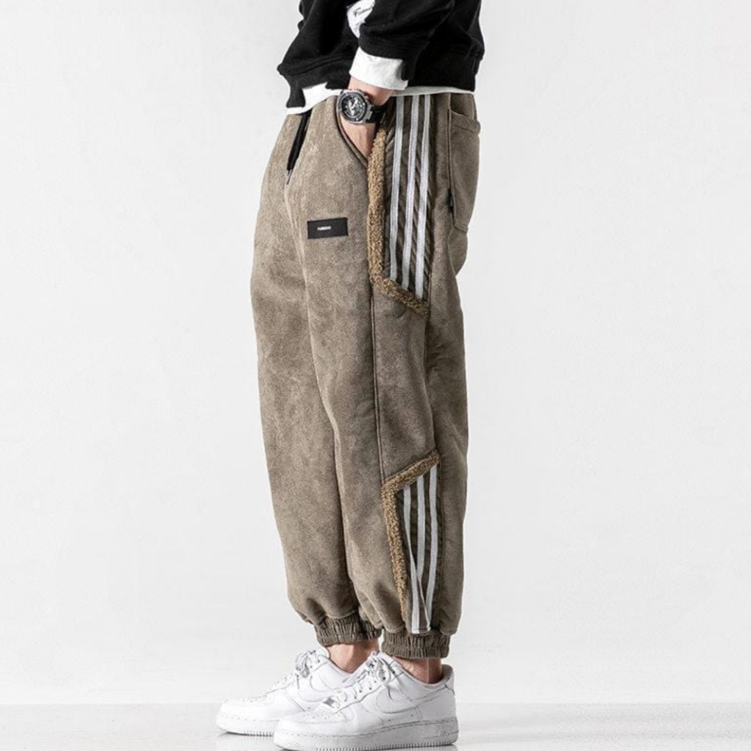 Modern men's baggy summer pants with a breathable, lightweight fabric for a relaxed and stylish warm-weather look.