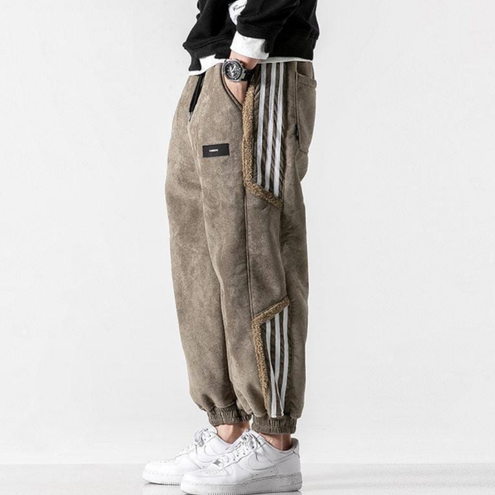 Modern men's baggy summer pants with a breathable, lightweight fabric for a relaxed and stylish warm-weather look.