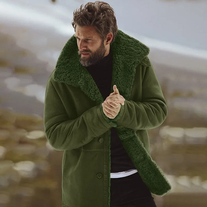 Men's snow-proof warm jacket with insulation, perfect for cold autumn days.







