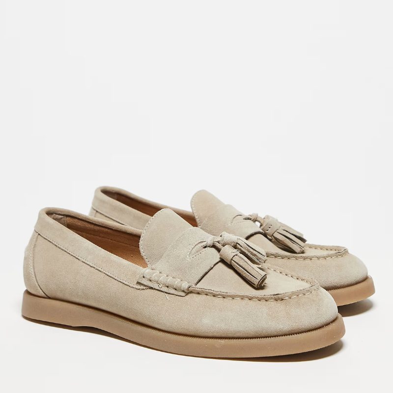 Vintage men's tassel loafers with a soft leather finish and cushioned insole, ideal for summer elegance and stylish comfort.
