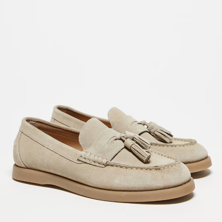 Vintage men's tassel loafers with a soft leather finish and cushioned insole, ideal for summer elegance and stylish comfort.

