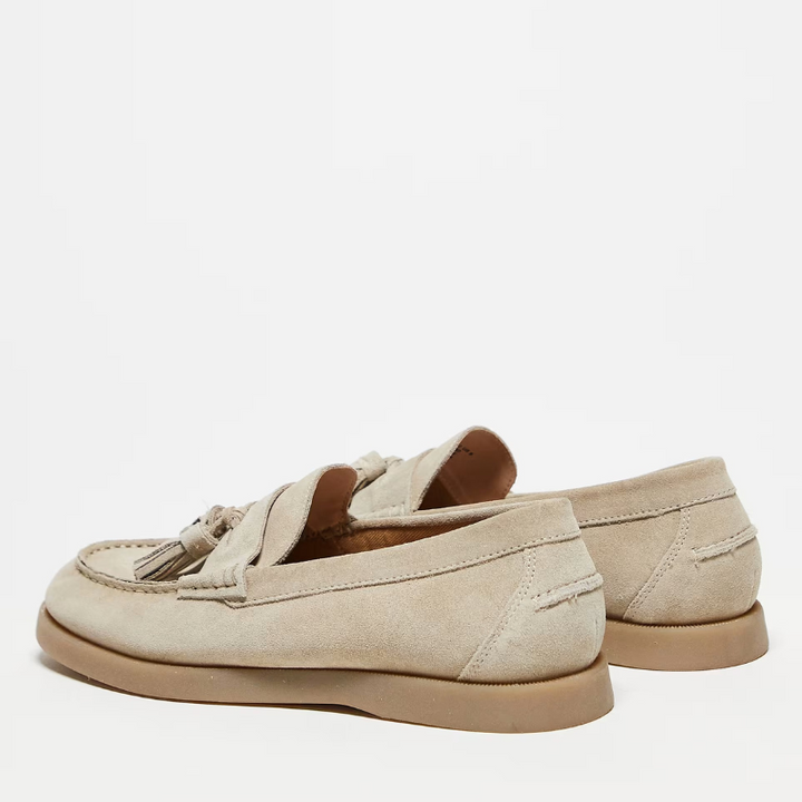 Vintage men's tassel loafers with a soft leather finish and cushioned insole, ideal for summer elegance and stylish comfort.
