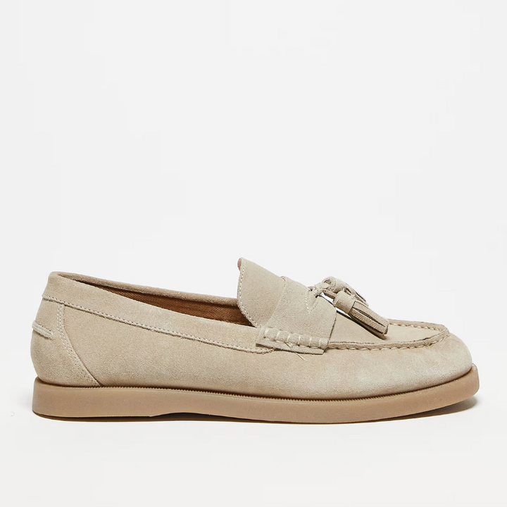 Vintage men's tassel loafers with a soft leather finish and cushioned insole, ideal for summer elegance and stylish comfort.
